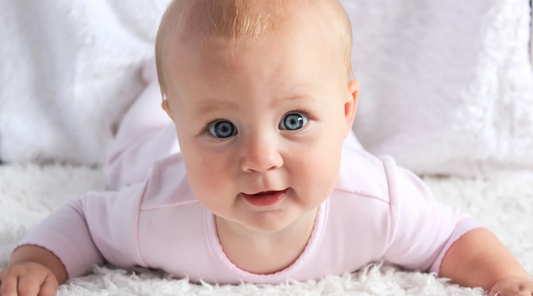 Comment choisir des jeux adaptés à chaque âge de bébé (0 à 12 mois) ?