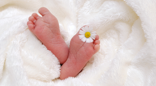 Quel est le cadeau de naissance idéal ? Nos conseils pour faire plaisir aux jeunes parents